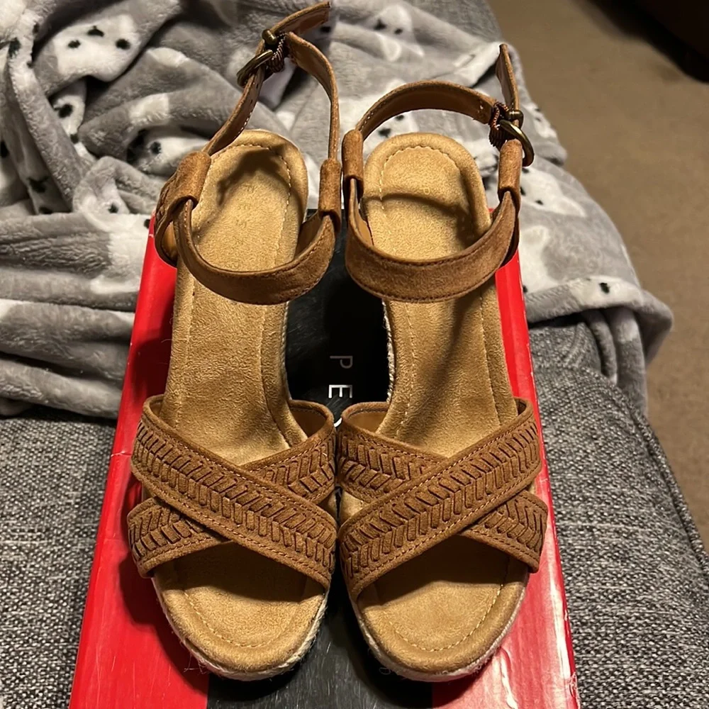NWT Pesaro Skye Wedge Sandals